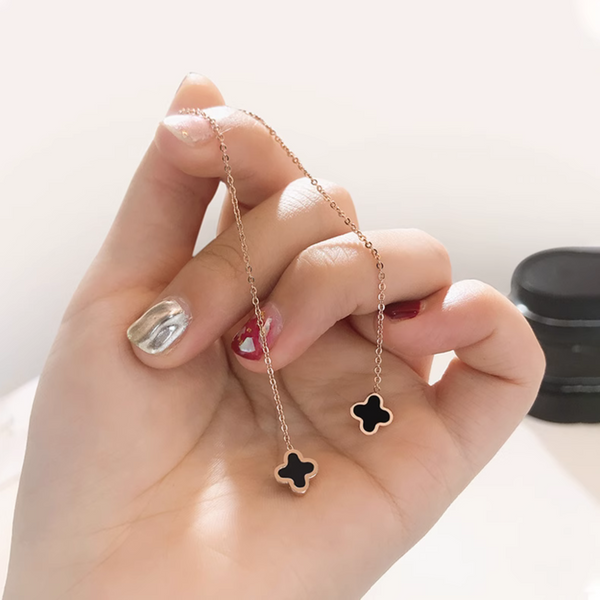 【黒雲に揺れるクローバー】ロングタッセルピアス/クローバーモチーフ/アレルギー対応/チタン使用